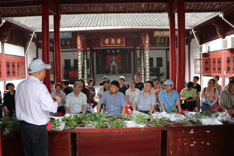 “尋找最美本草”系列中醫(yī)藥科普活動走進(jìn)夏履鎮(zhèn)葉家山