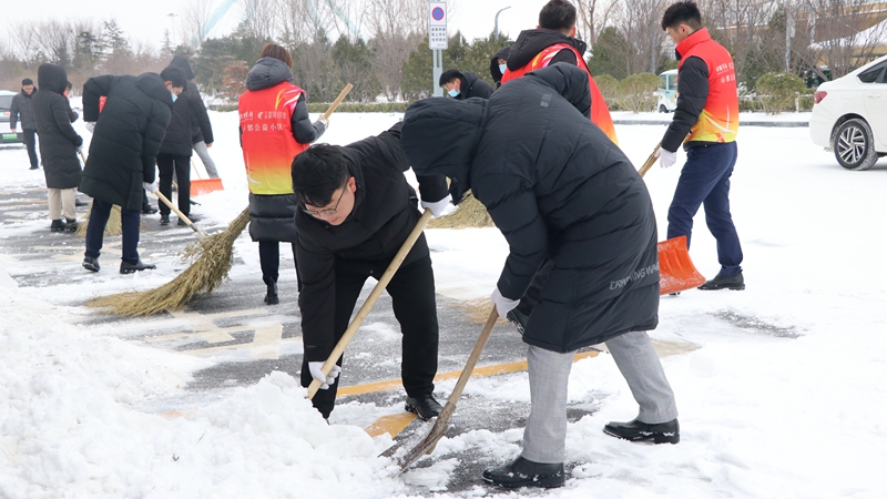 鏟冰除雪 熱辣滾燙 濟(jì)寧華都開(kāi)展掃雪除冰志愿服務(wù)活動(dòng)